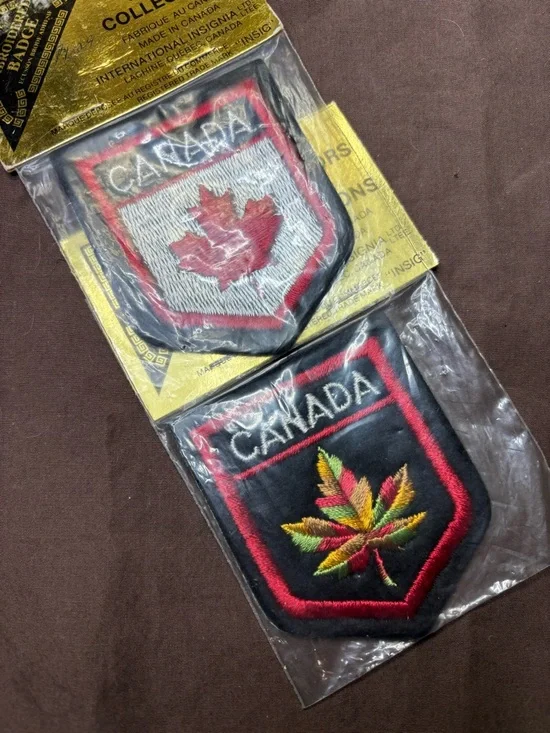 1970s - Vintage Collectors Canadian Badges - Picture 10 of 11